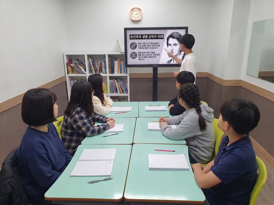 친구들 앞에서 발표하는 아이